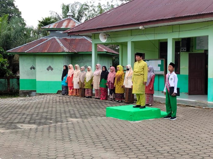 Upacara Bendera Perdana MIN 1 Batang Hari Pada Semester Genap Tahun Pelajaran 2025/2026