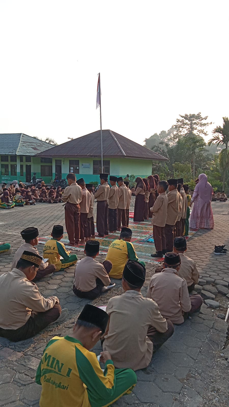 MIN 1 Batang Hari Menggelar Ekskul Rohis Melaksanakan Praktek Sholat Subuh dan Dzuhur