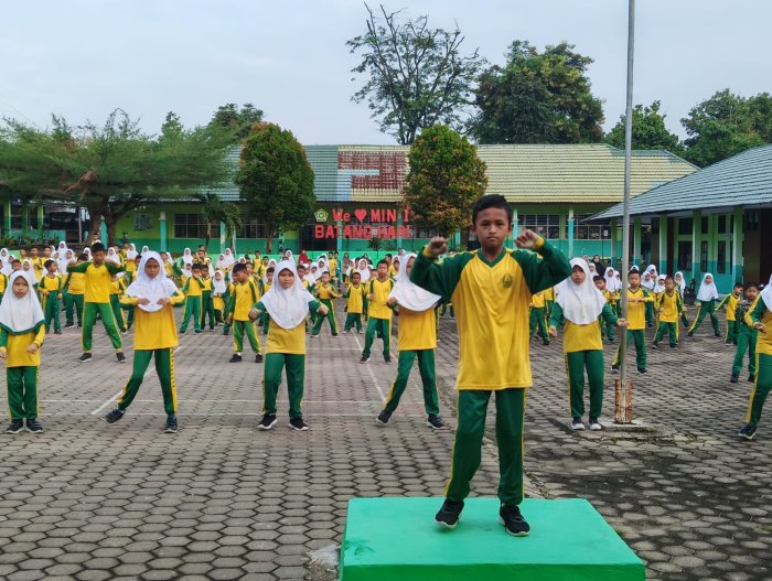 Wujudkan Madrasah Sehat dan Berprestasi Senam Pagi Bersama
