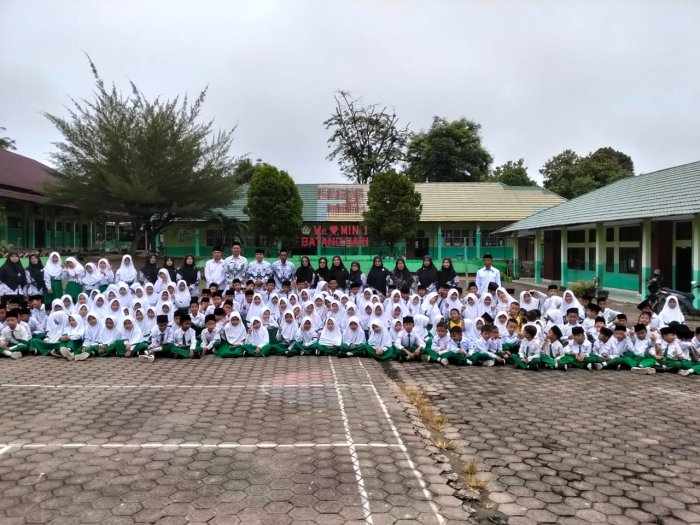 MIN 1 Batang Hari Gelar Upacara Hari Guru Nasional dan PGRI Ke-80 Tahun 2025