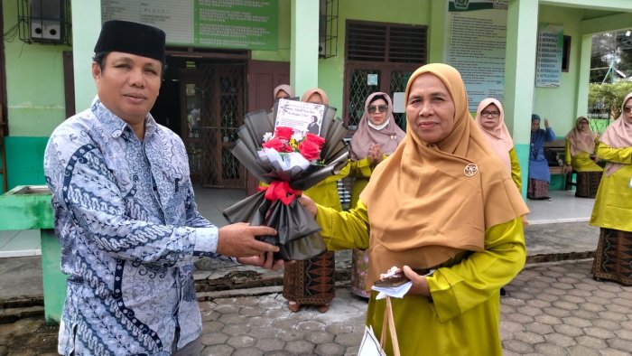 Momen Haru Sarat Makna Warnai Perpisahan Guru Purna Tugas Ibu Khadijah, S.Pd.I