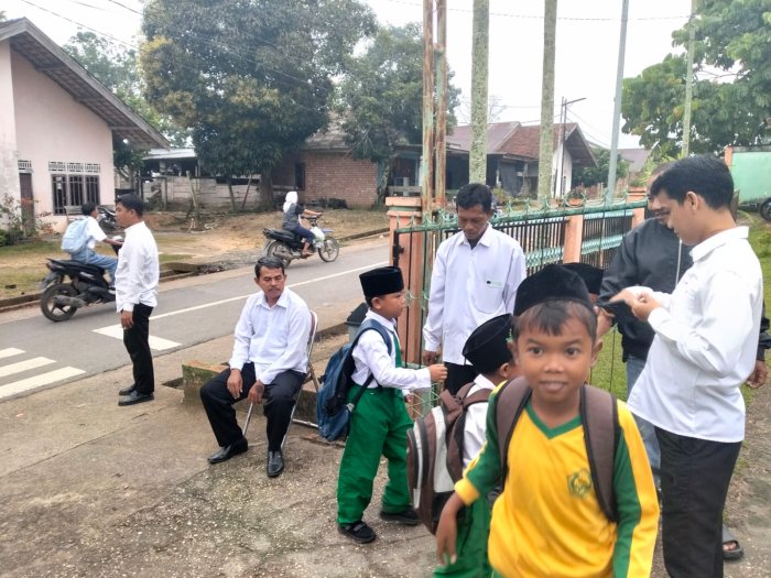 MIN 1 Batang Hari : Sambut Kedatangan Siswa di Pagi Hari dengan Bersalaman